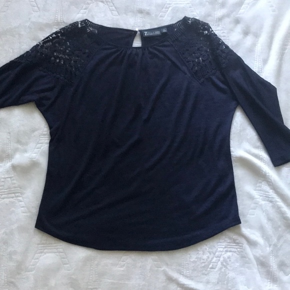 Blue top with lace detail - Picture 1 of 3